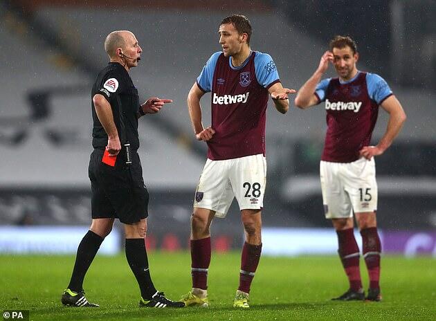 Wasit Mike Dean dapat ancaman pembunuhan usai usir Tomas Soucek