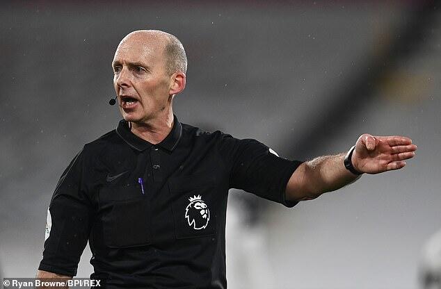 Wasit Mike Dean dapat ancaman pembunuhan usai usir Tomas Soucek
