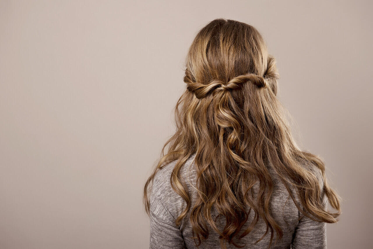 10 Cara Unik Keriting Rambut Tanpa Alat Catok
