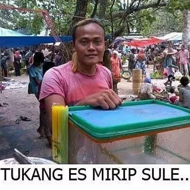 9 Potret Pedagang Mirip Artis yang Viral dan Bikin Ngakak, Kembar?