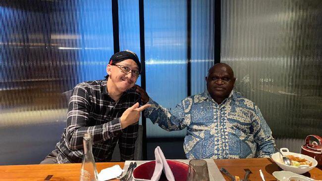Abu Janda-Natalius Pigai Sepakat Hidup Rukun Bangun Negeri Setelah Saling Tusbol