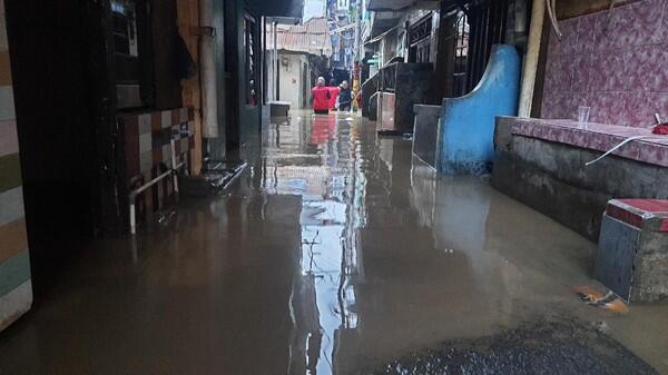 19 RT di Kebon Pala Kampung Melayu Masih Terendam Banjir