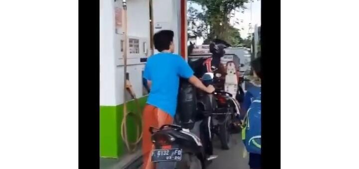 Viral Seorang Pemuda Digodaain Wanita di SPBU! Apakah Masuk ke Dalam Catcalling?