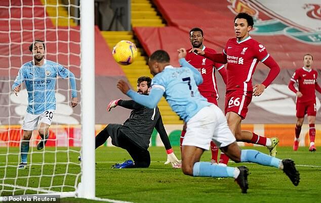 Pep Guardiola enggak mau jumawa walaupun Manchester City berdiri mantap di puncak