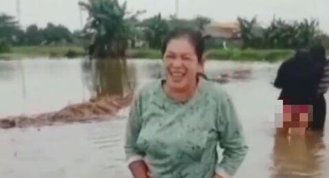 Viral Emak-emak Angkat Celana Saat Banjir, Netizen: Bu, Itunya Kelihatan!

