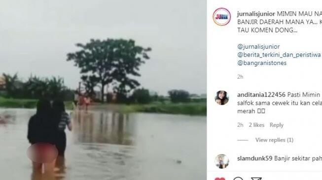 Viral Emak-emak Angkat Celana Saat Banjir, Netizen: Bu, Itunya Kelihatan!

