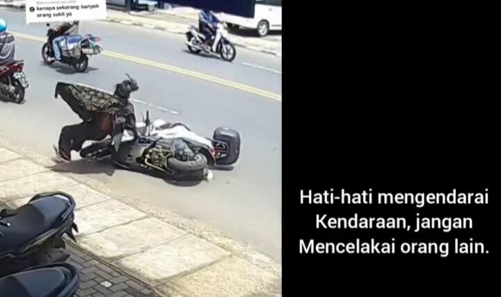 Ditabrak Motor di Jalan Raya, Orang Gila Ini Marah dan Menendang Motor Pengendara!