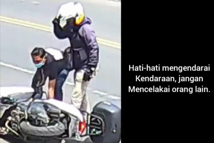 Ditabrak Motor di Jalan Raya, Orang Gila Ini Marah dan Menendang Motor Pengendara!