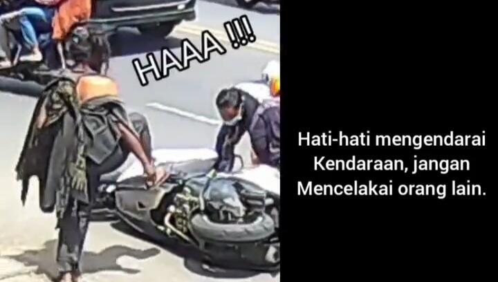 Ditabrak Motor di Jalan Raya, Orang Gila Ini Marah dan Menendang Motor Pengendara!