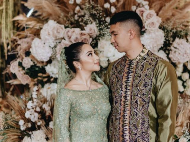 5 Pasangan Selebriti Yang Nekat Nikah Saat Pandemi!