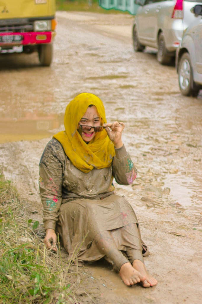 Sindir Pemkab Lampung, Foto Suami Istri Ini Viral