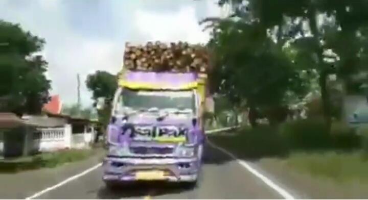Marak Truk Bermuatan Lakukan Aksi Oleng di Jalanan, Membahayakan Pengguna Jalan Lain!
