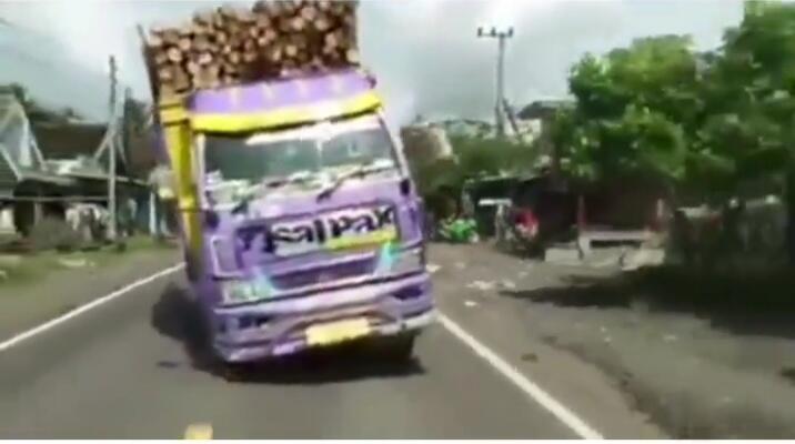 Marak Truk Bermuatan Lakukan Aksi Oleng di Jalanan, Membahayakan Pengguna Jalan Lain!