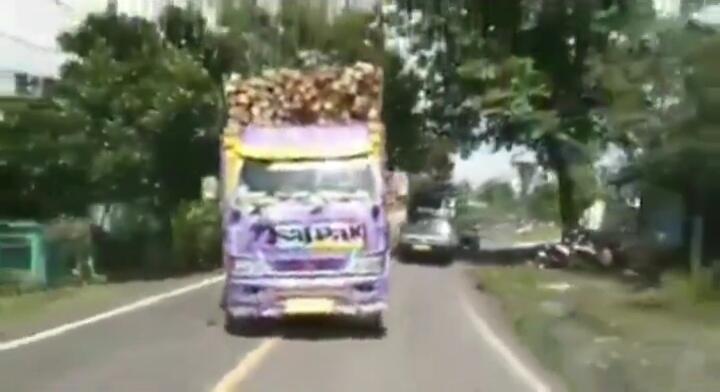 Marak Truk Bermuatan Lakukan Aksi Oleng di Jalanan, Membahayakan Pengguna Jalan Lain!