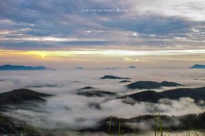Bersama Pasangan Ke Bukit Bengkayang, Biar Berasa Doble Di Atas Awannya!