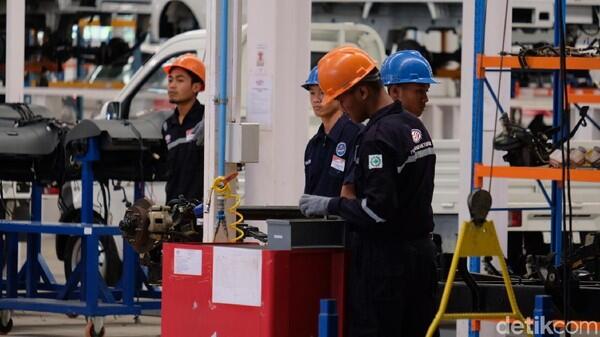 Begini Kesibukan Produksi Mobil di Pabrik Esemka