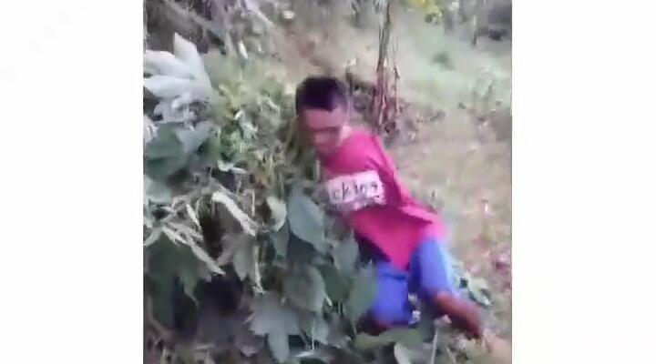 Mengajarkan Tentang Arti Hidup, Viral Video Pria Tanpa Lengan Tengah Mencari Rumput!