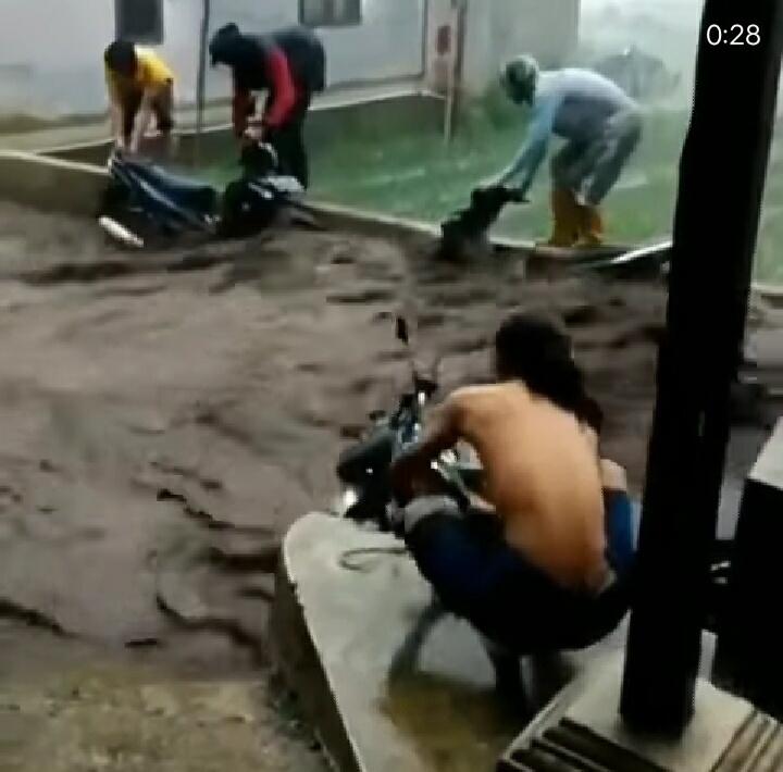 Menegangkan, Demi Selamatkan Sepeda Motor Dari Arus Banjir, Pria ini Nyaris Terseret!