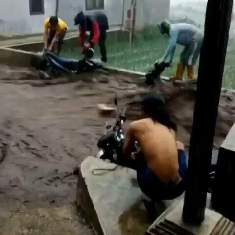 Menegangkan, Demi Selamatkan Sepeda Motor Dari Arus Banjir, Pria ini Nyaris Terseret!