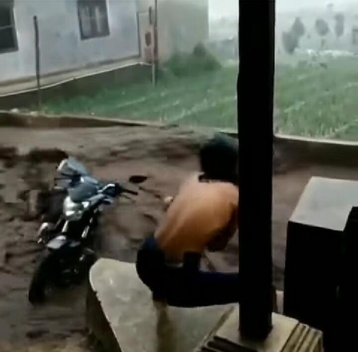 Menegangkan, Demi Selamatkan Sepeda Motor Dari Arus Banjir, Pria ini Nyaris Terseret!