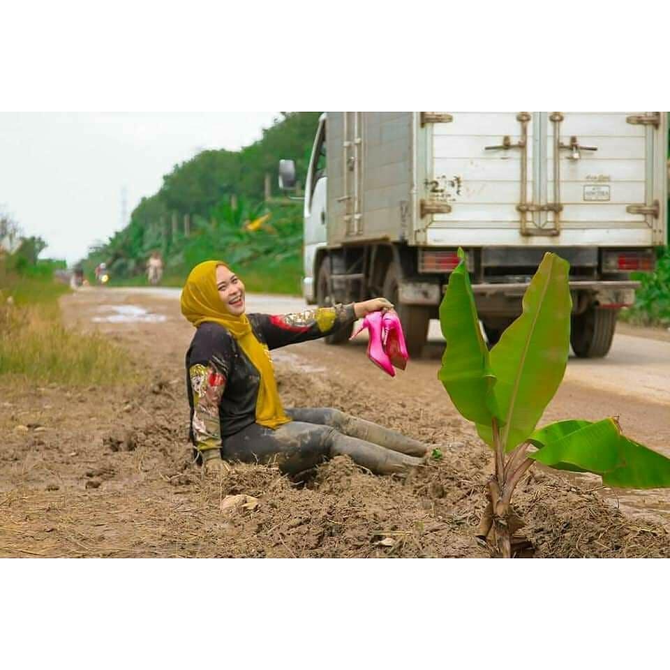 Unik &amp; Kreatif Parah! Sindir Pemerintah dengan Cara Berfoto Bak Model di Jalan Rusak 