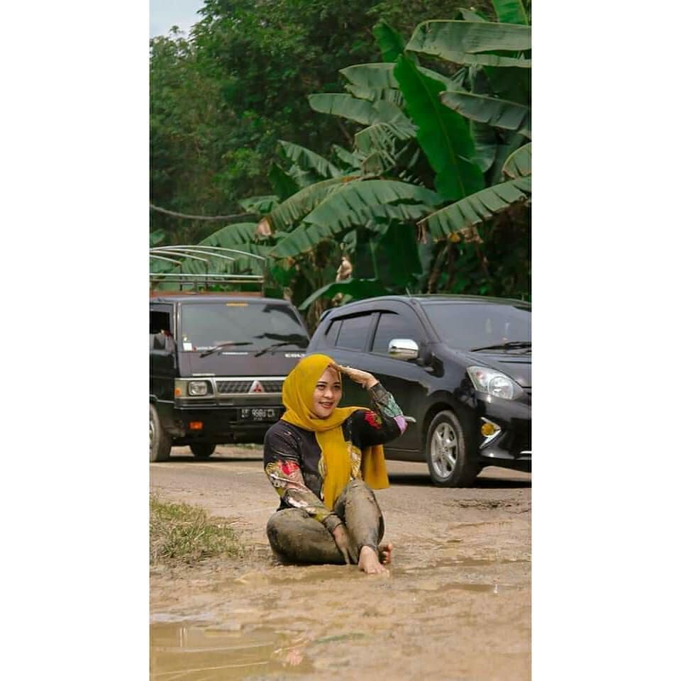 Unik &amp; Kreatif Parah! Sindir Pemerintah dengan Cara Berfoto Bak Model di Jalan Rusak 