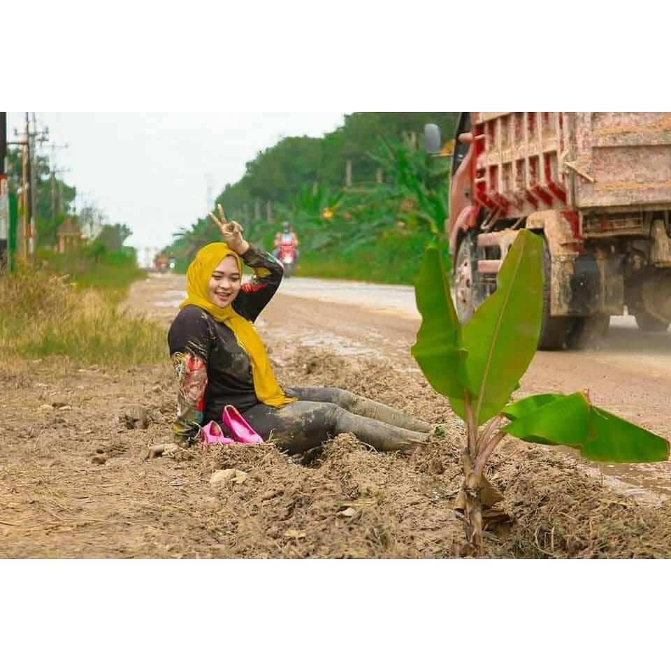 Unik &amp; Kreatif Parah! Sindir Pemerintah dengan Cara Berfoto Bak Model di Jalan Rusak 