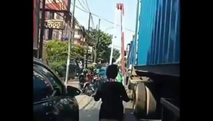 Membawa Tangga Lipat Sampai Hampir Terserempet Tronton, Seperti Ini Perjuangan Ojol! 