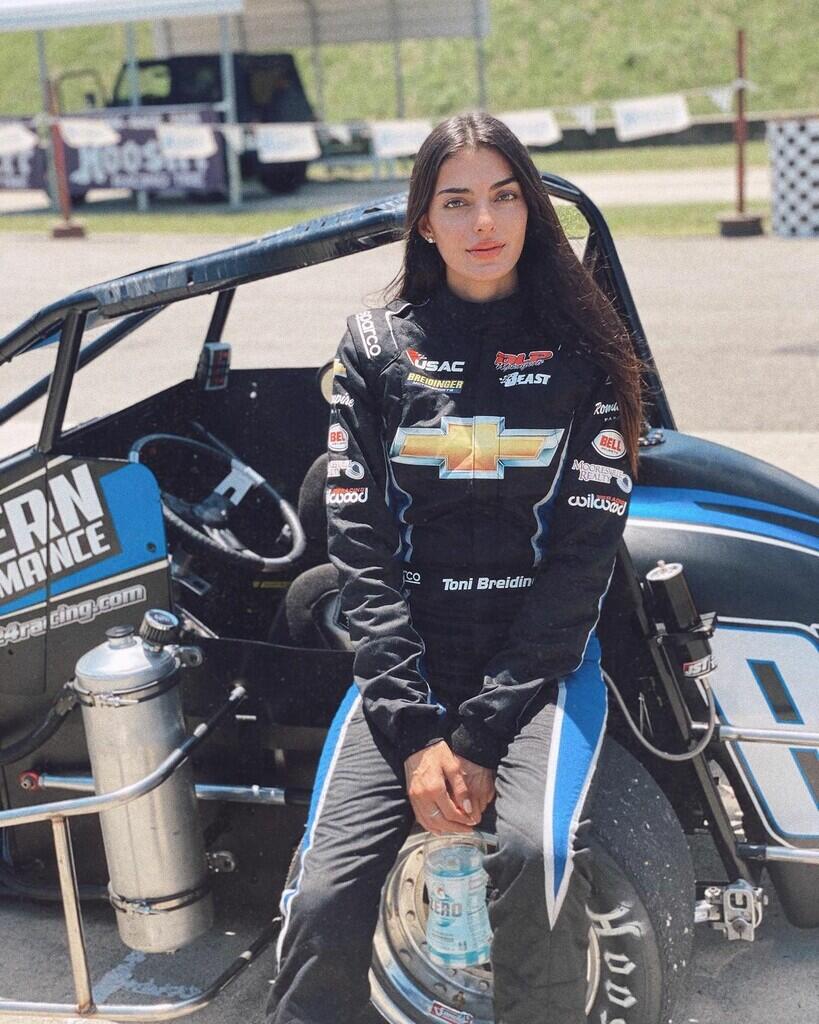 Gadis Cantik Keturunan Arab ini Jadi Pembalap Truck Pertama di NASCAR