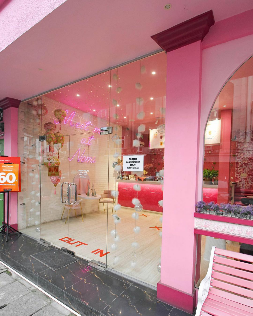 Rayakan Valentine Romantis Bareng Pasangan, di Nomi Cafe yang Bernuansa Serba Pink
