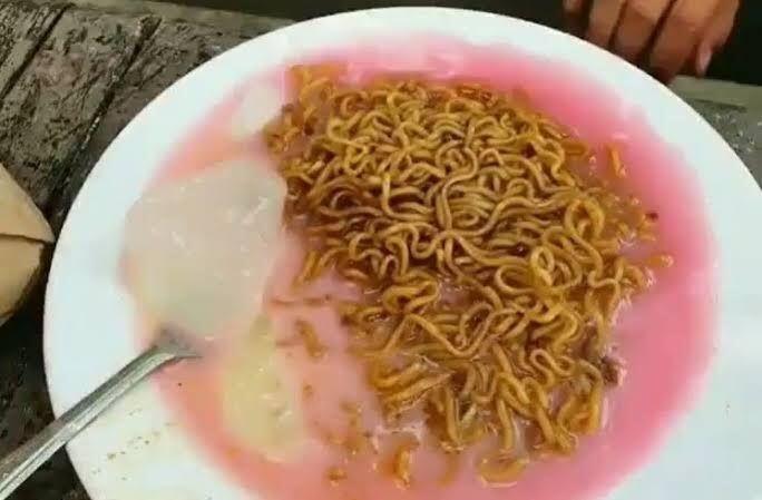 Gak Ada Akhlak! Berikut Potret Penistaan Terhadap Mie Instan, Sungguh Terlalu!