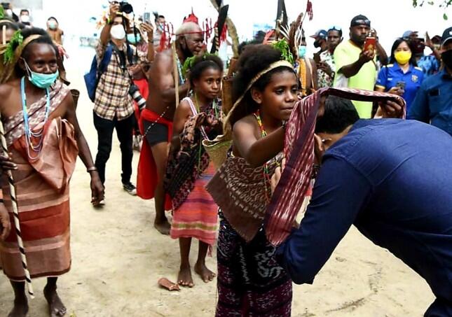 Mendikbud Bahagia Disambut Hangat Warga Kampung Malaumkarta,Publik:Papua Cinta Nadiem