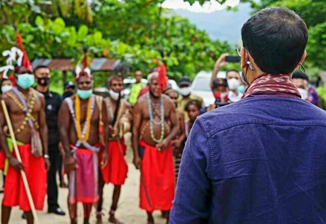 Mendikbud Bahagia Disambut Hangat Warga Kampung Malaumkarta,Publik:Papua Cinta Nadiem