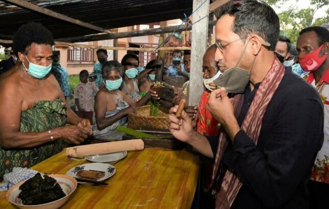 Mendikbud Bahagia Disambut Hangat Warga Kampung Malaumkarta,Publik:Papua Cinta Nadiem