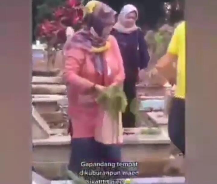 Viral Sekelompok Emak-emak Curi Bunga Keladi di Kuburan! Hobi tapi Kok Gitu?