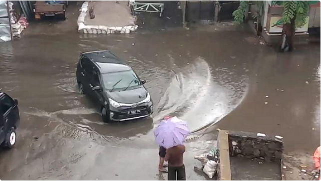 Hujan Lebat, Banjir Melanda Kawasan Jalan Arjuna Selatan, Kebun Jeruk