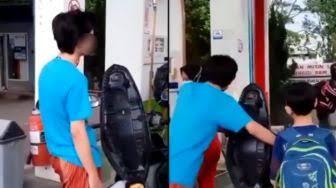 Cewek Godain Cowok Di Pom Bensin, Netizen Menyalahkan Si Cowok Karena Ga Pake Helm