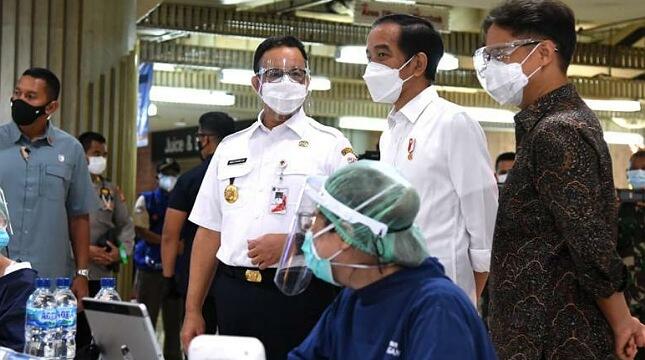 Aduuuh Bikin Iri! Jokowi dan Anies Mesra di Pasar Tanah Abang