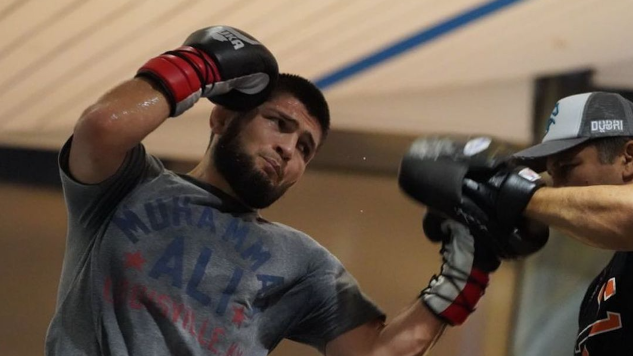 Usai Nonton Laga PSG vs Barcelona, Khabib Nurmagomedov Pingin Tanding UFC di Camp Nou