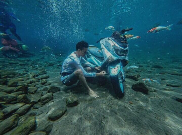 Wisata Umbul Ponggok, Merasakan Sensasi Berfoto di Bawah Air.