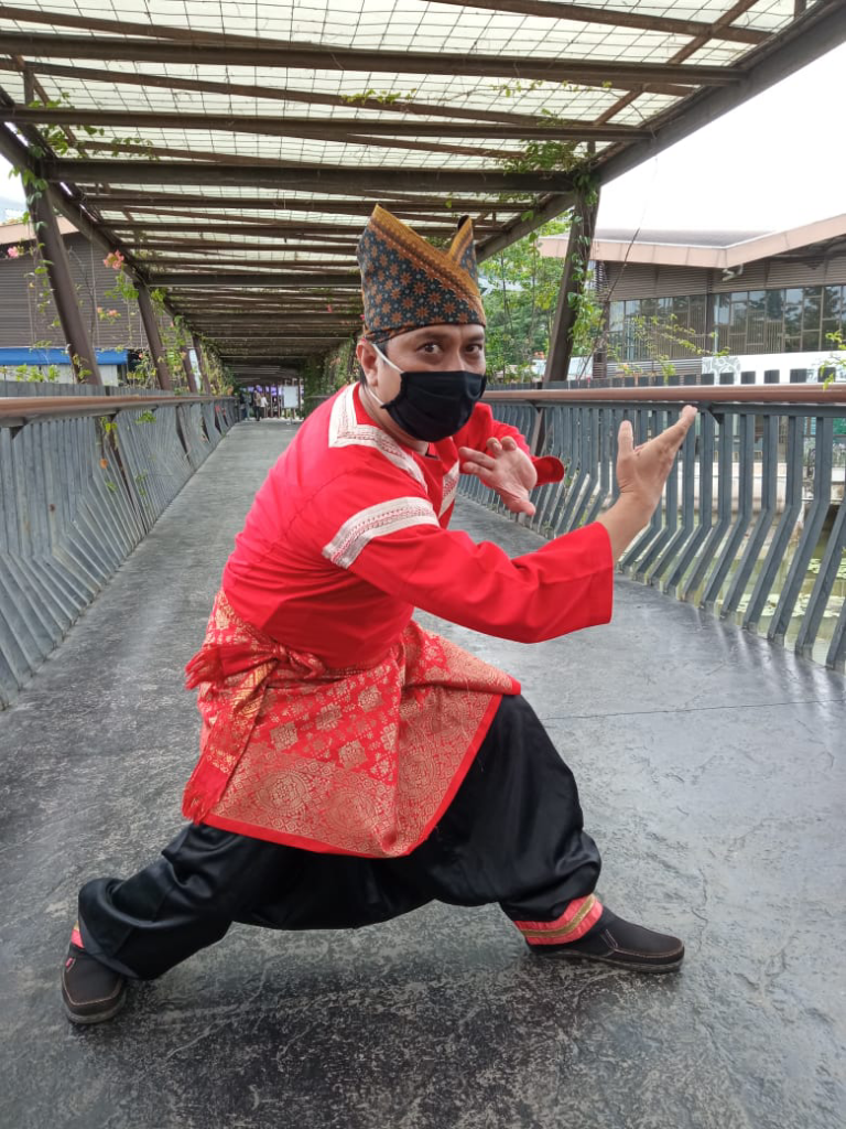 Tampil Menarik Hanya Dengan Tisu Basah Dan Cuci Muka Dengan Air. 