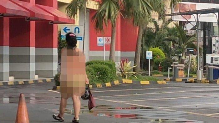 Bikin Geger Wanita Ini Masuk ke Mall Cuma Pakai Cd dan Bra Saja, Dikira Di Pantai Gan