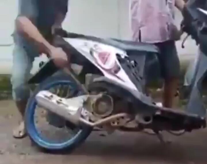 Bak Mesin Penggiling Padi, Sepeda Motor Ini Dihidupkan dengan Cara yang Unik! 