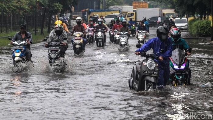 Genangan Tutup Sebagian Jalan di Depan Kemenaker Gatsu, Lalin Tersendat