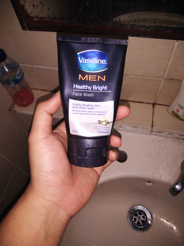 Perawatan Wajah Cukup Dengan Vaseline Men Healthy Bright!