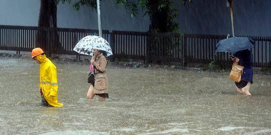 Musim Banjir Tiba, Repotnya Bagi Wanita Yang Bekerja Harus Berjalan Di Arus Banjir