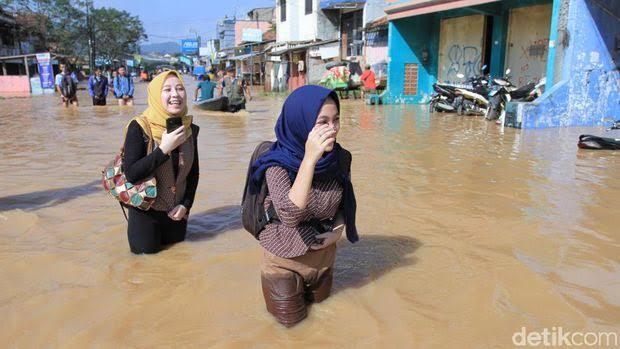 Musim Banjir Tiba, Repotnya Bagi Wanita Yang Bekerja Harus Berjalan Di Arus Banjir