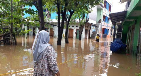 Bertahan di Lantai 2 saat Banjir, Warga Cipinang Melayu: Listrik Belum Mati