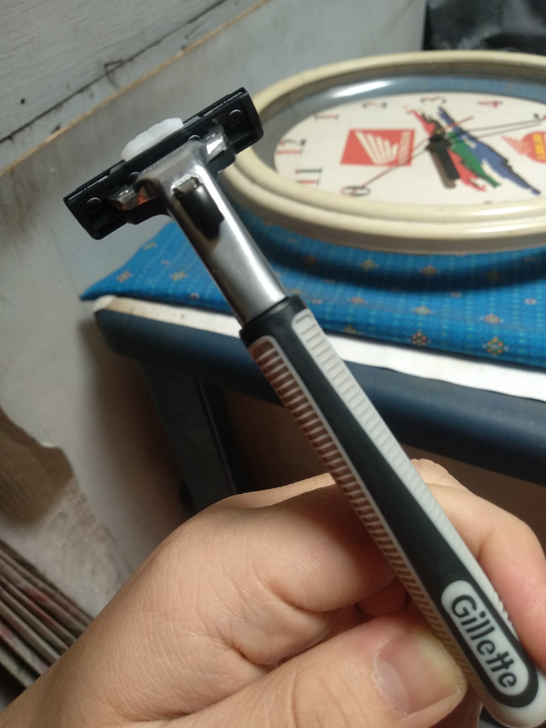 Rawat Bulu Tubuh Dengan Gilette Vector