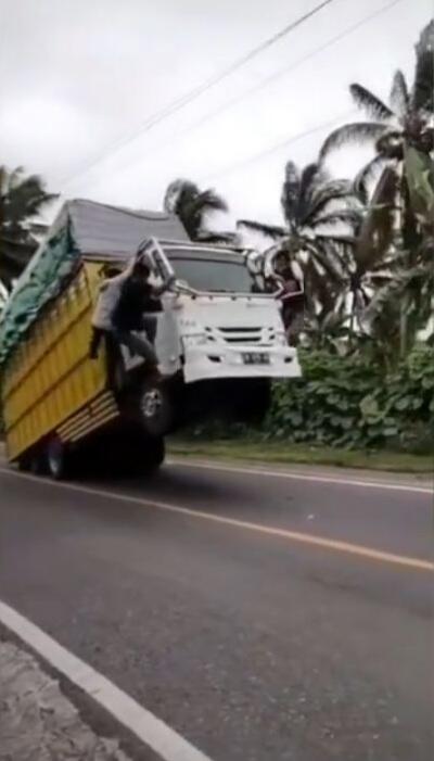 Kelebihan Muatan! Truk Standing Sambil Jalan Naik Tanjakan, Sopirnya Santuy Bingit